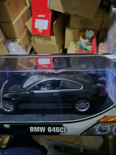 这款宝马645Ci车模做工精致，漆面光亮细腻，轮毂与车身细节还原度高，车门可开合，内部结构清晰。包装完好，收藏把玩两相宜，是车迷不容错过的精品摆件。