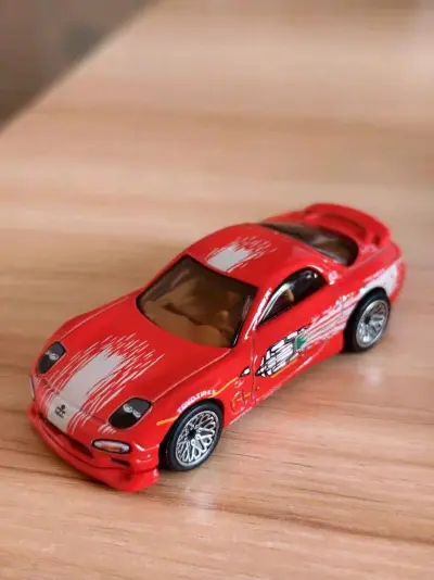 这款红色丰田Supra车模还原度超高，漆面鲜亮，拉花细节精致，复古轮毂质感满满，完美复刻经典跑车姿态，把玩与收藏都很合适，是车迷必入的情怀款。