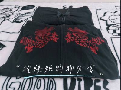 挖煤姬买的2件外套（准确来说是1件外套和1件开衫）
卖家把衣物情况标注得很详细
收到货开箱的时候永远是很开心的
很喜欢这2件衣服～
本来是凑单买的，结果上身之后很惊喜～
