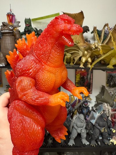 这只半透明橙红哥斯拉软胶质感饱满，剧场限定版标签加持，造型还原经典体态，纹理刻画细腻，配色热烈醒目，收藏与把玩感兼具。