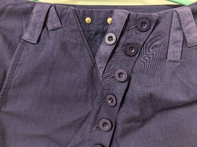 两条经典的MFG裤子，蓝紫色的门襟处设计得太前卫了，几何型的拼接设计很前卫高级，面料是丝绵的，轻薄舒适。好喜欢。另外一条是走秀款的多袋工装裤，可拆分成短裤的设计很实用，百搭款日常穿着随意搭配，两件都不错