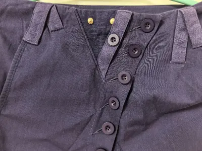 两条经典的MFG裤子，蓝紫色的门襟处设计得太前卫了，几何型的拼接设计很前卫高级，面料是丝绵的，轻薄舒适。好喜欢。另外一条是走秀款的多袋工装裤，可拆分成短裤的设计很实用，百搭款日常穿着随意搭配，两件都不错