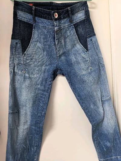 两条MFG的裤子各有特色，牛仔裤经典的3D剪裁，内里很有意思的印花，工装裤比较闷骚，细节设计很到位。PS的走秀款印花卫裤找了很久终于得偿所愿，面料印花很美，不愧为色彩大师。总体很满意