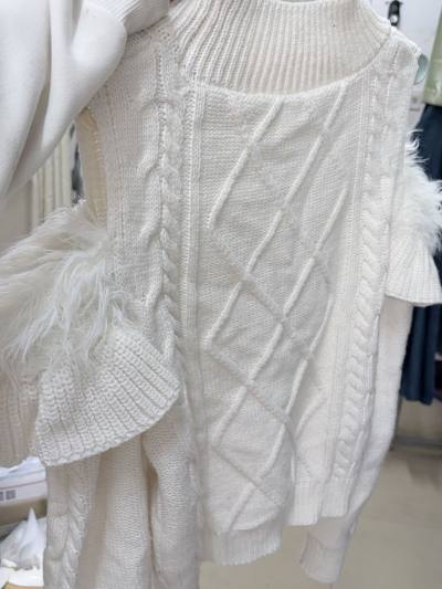 把grl家的招牌的连衣裙上衣鱼尾裙都试了个遍，这些一共搭配下来可以搭配十套左右的衣服嗯，最喜欢的还是黑色高开叉的这一款最显瘦，其他上装毛衣的话还是灰色的灰色的露肩款那款最好看，真的不愧是招牌招牌上衣官方搭配