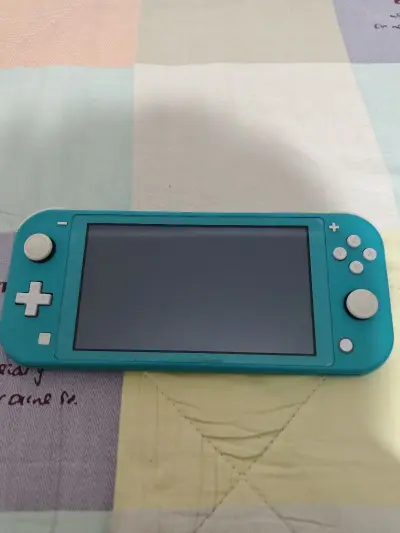 到了2026年终于蹲到了一台成色还可以的nslite掌机，虽然没有充电线，之前就看到各大视频平台分享，这次果断在挖煤姬下手了。收到货感觉包装很扎实，里面填充了很多泡沫。机子收到无磕碰划痕，积分抵扣了一些运费感觉总体很划算。物流速度也是很快，选择的空运从下单到收到货一...到了2026年终于蹲到了一台成色还可以的nslite掌机，虽然没有充电线，之前就看到各大视频平台分享，这次果断在挖煤姬下手了。收到货感觉包装很扎实，里面填充了很多泡沫。机子收到无磕碰划痕，积分抵扣了一些运费感觉总体很划算。物流速度也是很快