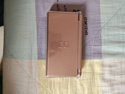 到了2026年终于蹲到了一台成色还可以的ndsl掌机，虽然没有充电线，之前就看到各大视频平台分享，这次果断在挖煤姬下手了。收到货感觉包装很扎实，里面填充了很多泡沫。机子收到无磕碰划痕，积分抵扣了一些运费感觉总体很划算。期待下次的愉快购机体验。