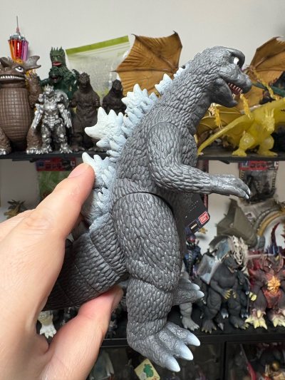 这只1971版哥斯拉软胶造型复古，灰身白背还原经典形象，纹理细腻质感扎实，挂卡完整，是收藏与情怀兼具的老版怪兽周边。