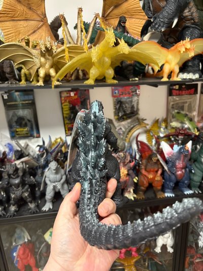 这只93版哥斯拉软胶质感厚重，背棘与皮肤纹理刻画锐利，金属银涂装质感强烈，老版吊牌完整，是极具年代感与收藏价值的经典款。