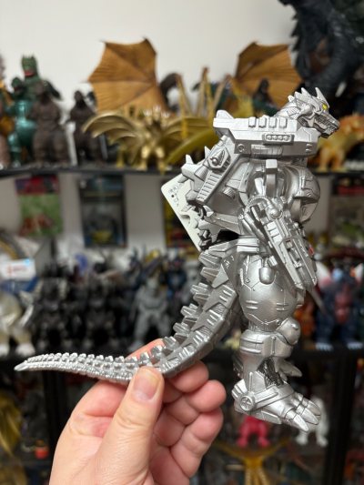 这只重武装型机械哥斯拉软胶机械感拉满，银灰色涂装冷峻锐利，装甲与管线细节刻画精密，吊牌完好，是兼具力量感与收藏价值的机械怪兽佳作。