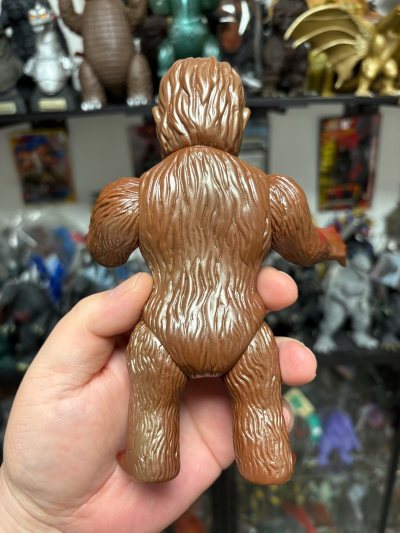 这只复古猿人怪兽软胶配色浓烈复古，棕红渐变与面部黄晕极具昭和风味，毛发与鳞甲纹理刻画生动，是充满怀旧感的特摄老物。