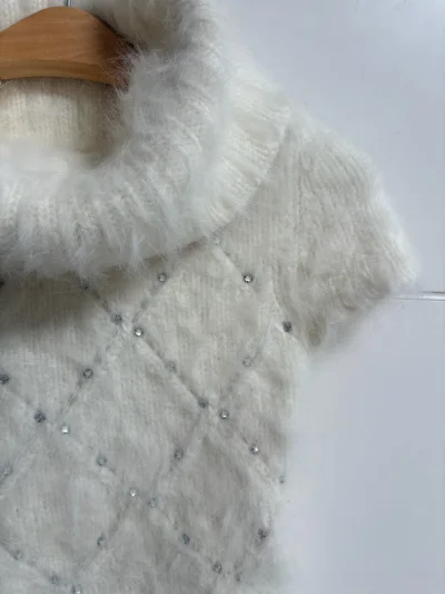 挖煤姬购物还是非常便利的，一个是下单速度挺快不用特别担心，一个是运费可以用积分抵扣比较划算。我目前收到的包裹重量基本没什么误差，这一点很让人放心。买了几件萌萌的短袖，都挺好看的，和实物没有太大差别，成色也很新