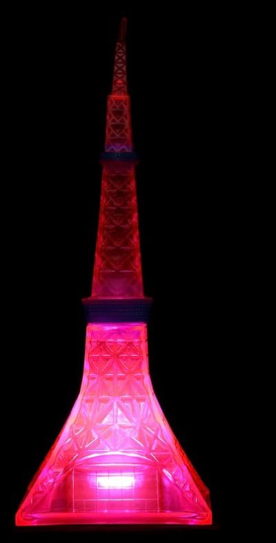 这款东京塔模型以通透粉橙材质还原经典结构，灯光亮起时氛围感拉满，细节精致又便携，是兼具观赏性与收藏感的小摆件。