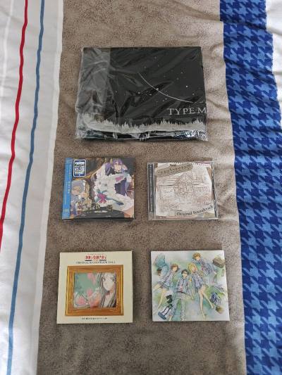 这次买了几张喜欢的动漫游戏CD，还有1个型月十周年的手提袋，品相很棒挺满意的。物流方面选的是竹蜻蜓效率不错大概2周左右就到手了OK的，官方的包装方面也依旧完美没问题，工作人员的审核速度也越来越快了点个赞，那么下次见啦~