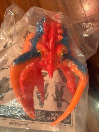 这款龙虾怪兽软胶色彩浓烈，红蓝撞色极具复古昭和感，造型夸张带劲，包装完整带感，是老派特摄迷的情怀收藏好物。