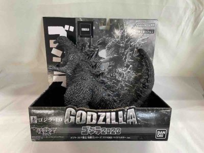 这款哥斯拉2023负色版手办，黑白质感还原原作冷峻压迫感，背棘与皮肤纹理刻画细腻，限定款包装完整，收藏价值拉满，是哥斯拉迷的硬核藏品。
