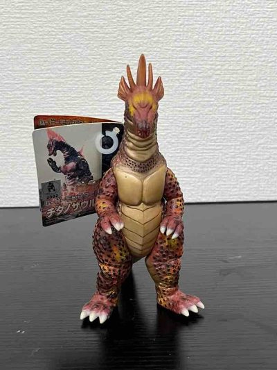 这组泰坦龙软胶造型还原度高，橙红渐变与鳞点涂装细腻，背鳍与头部造型多样，带吊牌品相完好，是复古特摄收藏的优质选择。