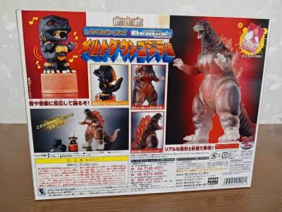 这套红莲哥斯拉限定套装，半透熔浆质感还原核爆状态，搭配Q版联动玩偶与特典，包装完整，是哥斯拉迷情怀与收藏力拉满的稀有好物。