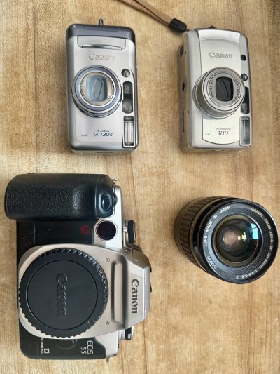 佳能 EF 28-80mm f/3.5-5.6 II 镜头才花了不到一百块，成色比我预想的好太多，拿到手直接就能用，日常扫街挂机完全没问题。EOS 55 单反2500日元性价比无敌，eos系列里最貌美的银色机身，操作手感扎实，玩起来很有感觉。还有两台 Autoboy...佳能 EF 28-80mm f/3.5-5.6 II 镜头才花了不到一百块，成色比我预想的好太多，拿到手直接就能用，日常扫街挂机完全没问题。EOS 55 单反2500日元性价比无敌，eos系列里最貌美的银色机身，操作手感扎实，玩起来很有感