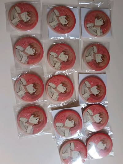 收到了挖煤姬的包裹。这次买了很多《given被赠与的未来》的吧唧，超级可爱。夸夸挖煤姬的打包技术，安全收到了周边，EMS物流也很迅速。这次还买了拍照服务，很安心，我爱挖煤姬。