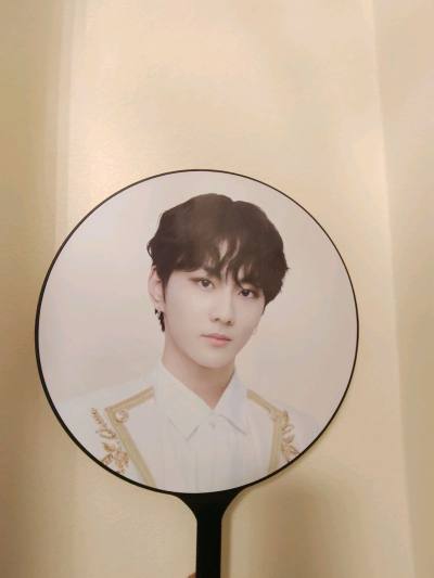 第一次在挖煤姬买扇子就安全下车，体验感满分！下单后处理速度快，运输时效很给力，运费也比其他平台便宜不少，性价比很高。包裹包装得很仔细，防护到位，扇子到手完好无瑕疵，颜值和实物一致。平台使用起来很方便，流程清晰不复杂，购物过程顺畅舒心，必须五星好评！