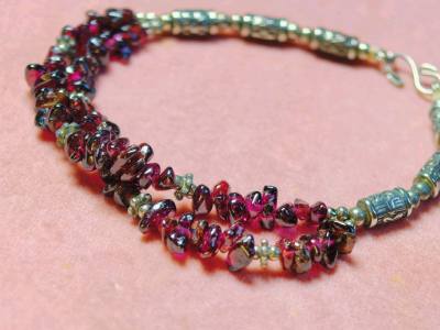 实物比照片好看太多了，物有所值，物流也很快，包装都好精致，是一个令人惊喜的购物体验。很不错，还要经常回购。