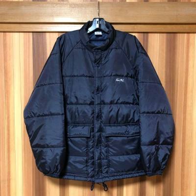 在挖煤姬淘到一件Tokyo Indians Timc Inc. R-Spectator 机车棉夹克，这款棉夹克采用哑光尼龙外壳制成，它具有中等的保暖性，介于厚重外套和轻薄外套之间，由于插肩袖的特点，具有活动范围广、穿着方便的特点。左胸绣有“Timc Inc.®︎”标...在挖煤姬淘到一件Tokyo Indians Timc Inc. R-Spectator 机车棉夹克，这款棉夹克采用哑光尼龙外壳制成，它具有中等的保暖性，介于厚重外套和轻薄外套之间，由于插肩袖的特点，具有活动范围广、穿着方便的特点。左胸绣有