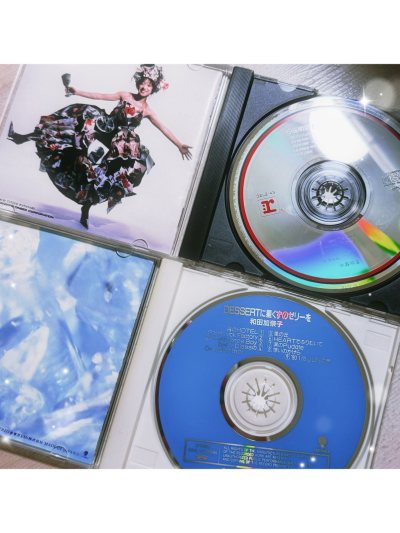 
入手了Mezzo Piano Junior联名彩妆盘和几张中古CD，拆开包裹的瞬间就被可爱到了！彩妆盘是粉嫩嫩的少女风设计，外壳和眼影盘都印着标志性的卡通兔子，颜值直接拉满，4色眼影+2色唇颊两用膏+睫毛膏的组合，一盘就能搞定日常妆容，粉质细腻不飞粉，唇颊膏质地软...
入手了Mezzo Piano Junior联名彩妆盘和几张中古CD，拆开包裹的瞬间就被可爱到了！彩妆盘是粉嫩嫩的少女风设计，外壳和眼影盘都印着标志性的卡通兔子，颜值直接拉满，4色眼影+2色唇颊两用膏+睫毛膏的组合，一盘就能搞定日常妆容，