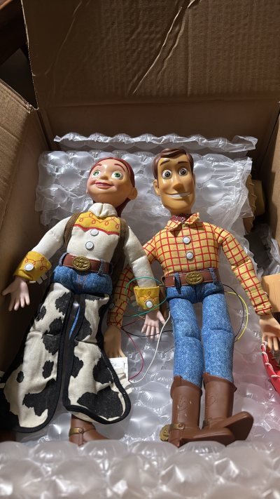 一次偶然的机会知道了这个海淘软件，随便一逛发现了我一直喜欢的玩具总动员胡迪，翠丝对话眨眼套装，成色还不错，价格比国内实惠，就赶快拍下来了，经过了一段时间的等待，今天终于来到我身边啦，包装特别仔细，好多气泡纸垫着，几十年的老玩具了，电池虽然漏液了，但是在我的仔细清理下...一次偶然的机会知道了这个海淘软件，随便一逛发现了我一直喜欢的玩具总动员胡迪，翠丝对话眨眼套装，成色还不错，价格比国内实惠，就赶快拍下来了，经过了一段时间的等待，今天终于来到我身边啦，包装特别仔细，好多气泡纸垫着，几十年的老玩具了，电池虽然