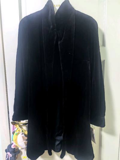 第一次买貂绒，全新的saga认证！太美了，很软，全新全新！穿上轻轻软软，超级保暖还很美！立领，各种合适！谢谢挖煤姬。