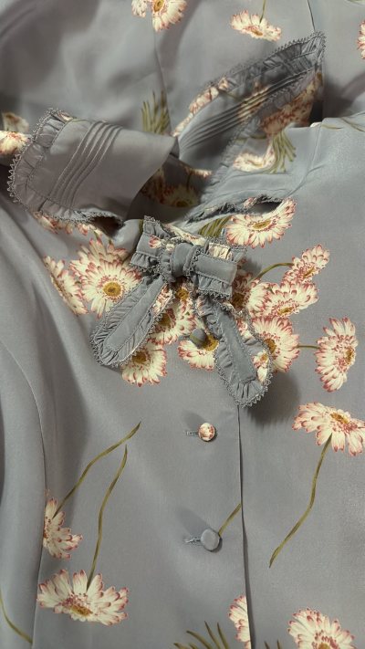 很美的一条裙子，基本上就是独家的那种Vintage了。也很好的成色 保存这么好真的是很难得，物流也很快～