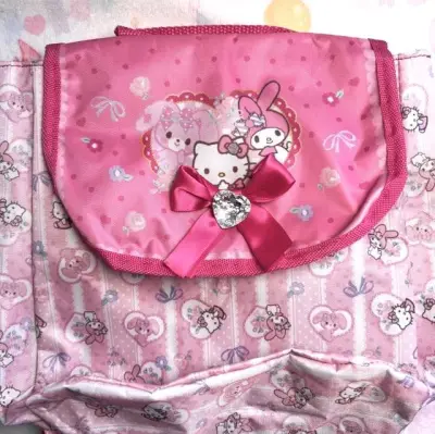 收到这两个啵啵兔的包真的太惊喜了！首先包装得非常严实，打开后包包的品相简直让人眼前一亮——几乎看不出使用痕迹，五金件光亮如新，走线工整扎实，啵啵兔的图案印刷清晰立体，摸起来质感超棒。肩带长度调节方便，上身效果特别好，无论是斜挎还是单肩背都很百搭。一个配色温柔日常，另...收到这两个啵啵兔的包真的太惊喜了！首先包装得非常严实，打开后包包的品相简直让人眼前一亮——几乎看不出使用痕迹，五金件光亮如新，走线工整扎实，啵啵兔的图案印刷清晰立体，摸起来质感超棒。肩带长度调节方便，上身效果特别好，无论是斜挎还是单肩背都