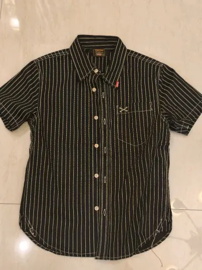 这次切煤购买的两件衬衫，一条裤子都令人惊喜！短袖的黑色条纹衫，翻领设计和口袋交叉刺绣很独特，面料舒适。长袖的深蓝色条纹衬衫，刺绣个性鲜明，条纹细腻，做工精细。裤子也很帅。竹蜻蜓物流快，尺寸合身，物超所值，非常满意！