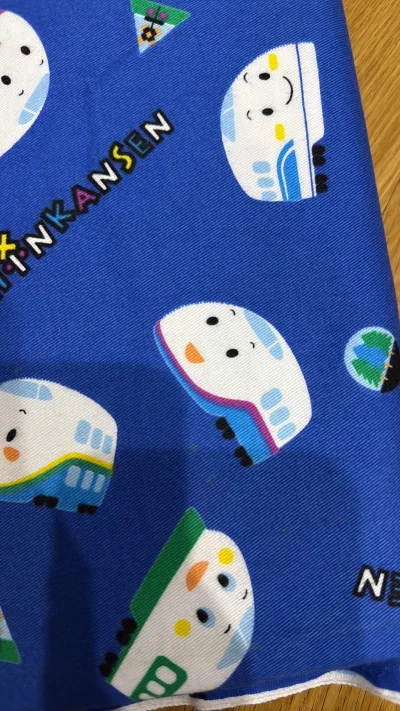 这次到的是海运件，速度也很快，收到了很多美美的布料，太开心了，嘿嘿，好多都是很老的布料，真的爱不释手呢