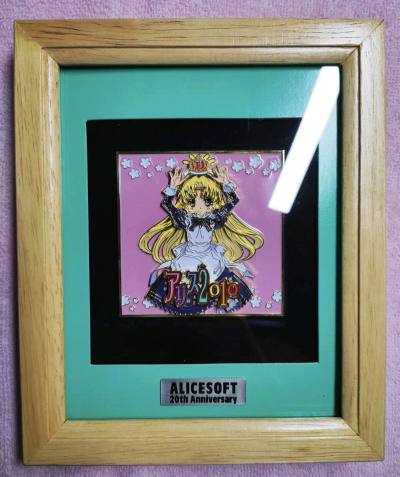 这次在挖煤姬海淘平台入手的爱丽丝社周年纪念相框，收到后直接被惊艳到！相框设计超有质感，木质边框搭配磨砂工艺，印刷的角色插画细节清晰、色彩还原度超高，摆在家里瞬间提升氛围感，不愧是官方周边的品质！  

更惊喜的是挖煤姬平台的购物 体验——从下单到收货全程透明，物流信...这次在挖煤姬海淘平台入手的爱丽丝社周年纪念相框，收到后直接被惊艳到！相框设计超有质感，木质边框搭配磨砂工艺，印刷的角色插画细节清晰、色彩还原度超高，摆在家里瞬间提升氛围感，不愧是官方周边的品质！  

更惊喜的是挖煤姬平台的购物 体验——