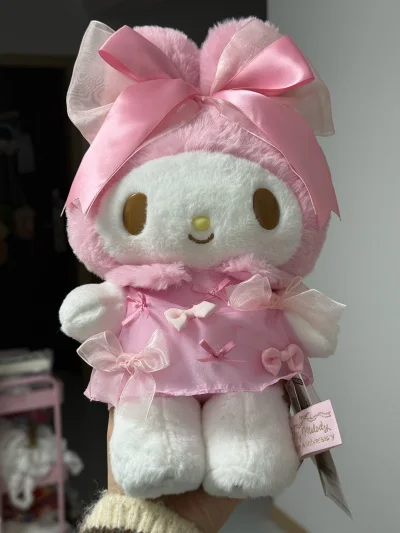 很早之前就种草了这款美乐蒂生日公仔，奈何入坑太晚，这款的价格早已水涨船高，一直下不去手，直到接触到了挖煤姬！经过和买家的还价以及平台的优惠券叠加后，终于算是好价吃到了美乐蒂！国际物流的效率非常高，我很快就拿到了我的梦中情美，特别开心的一次购物体验！