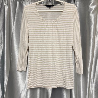 很美的衣服 材质也很好 版型好 和卖家描述基本一致 舒服好看很合适 物流比较快 包装很严实 还会再来使用本平台