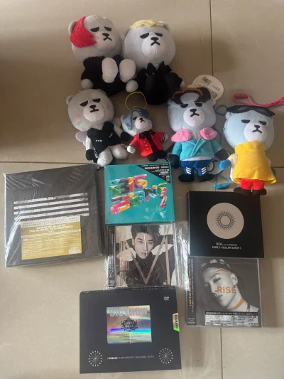 前前后后买了太多东西啦、收到了喜欢的专辑还是全新的、还有很多应援物、太喜欢了、已经开始买下一批东西了，每次都走海运，慢慢等待到来也是很幸福的事