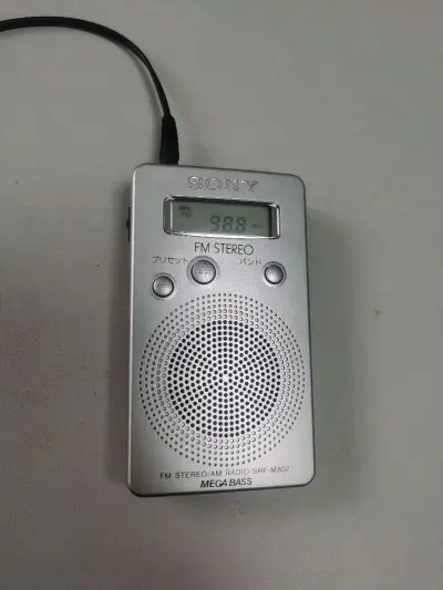 卖家说调频收不到台，我收到货之后检查了一下发现没有问题，做了一个简单的清理，功能正常。这次是捡到漏了好评。开心?