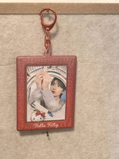 买了HelloKitty的卡套用来放seventeen的成员JUN文俊辉的小卡，很好看！可以用来装饰痛包


