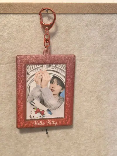 买了HelloKitty的卡套用来放seventeen的成员JUN文俊辉的小卡，很好看！可以用来装饰痛包


