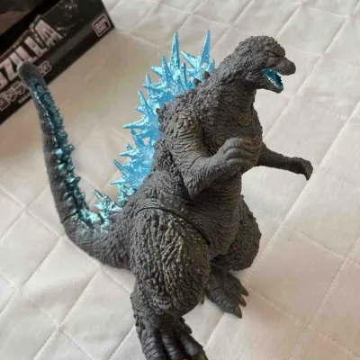 这只哥斯拉-1.0软胶质感扎实，背鳍与尾尖的热辐射蓝透设计亮眼，还原了2023版的威严气场，把玩与收藏都很合适。