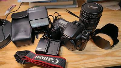 蹲守二手平台许久，终于拿下这套佳能EOS 20D，拆开包裹时，满是老相机的厚重质感扑面而来。
 
机身带着岁月留下的细微使用痕迹，却没有明显磕碰，黑色机身的磨砂握感扎实又沉稳，仿佛在诉说它曾记录过的无数瞬间。搭配的28-135mm USM镜头，镜身通透，对焦环阻尼顺...蹲守二手平台许久，终于拿下这套佳能EOS 20D，拆开包裹时，满是老相机的厚重质感扑面而来。 机身带着岁月留下的细微使用痕迹，却没有明显磕碰，黑色机身的磨砂握感扎实又沉稳，仿佛在诉说它曾记录过的无数瞬间。搭配的28-135mm USM镜头