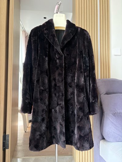 这次在挖煤姬入手的两件皮草外套真的超出预期！质感软糯厚实，毛绒密实有光泽，上身保暖又显贵气，版型显瘦不臃肿，不管是日常穿搭还是出门约会都很合适，做工精细没多余线头，细节感拉满。

平台操作简单，物流速度也很给力，打包严实无破损，价格实惠性价比超高，买得放心又舒心。已...这次在挖煤姬入手的两件皮草外套真的超出预期！质感软糯厚实，毛绒密实有光泽，上身保暖又显贵气，版型显瘦不臃肿，不管是日常穿搭还是出门约会都很合适，做工精细没多余线头，细节感拉满。 平台操作简单，物流速度也很给力，打包严实无破损，价格实惠性价