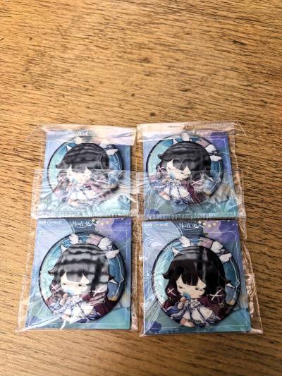 非常顺利的拿到了四口吧唧，超级可爱。 买的拍照服务拍的很细心，加固感觉是多包了泡沫和纸团加固吧， 毕竟我的是四口吧唧不涉及硬纸板，总之谷子安全到家啦！