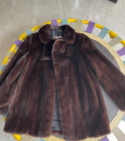 挖到宝了！在挖煤姬淘的深棕水貂皮草太绝✨ 毛质密实顺滑，阳光下自带高级光泽，摸起来软乎乎像云朵～ 翻领中长款版型利落显瘦，显贵又百搭，保暖力拉满！ 平台物流快、包装严实，性价比秒杀专柜，已安利给闺蜜！ 


