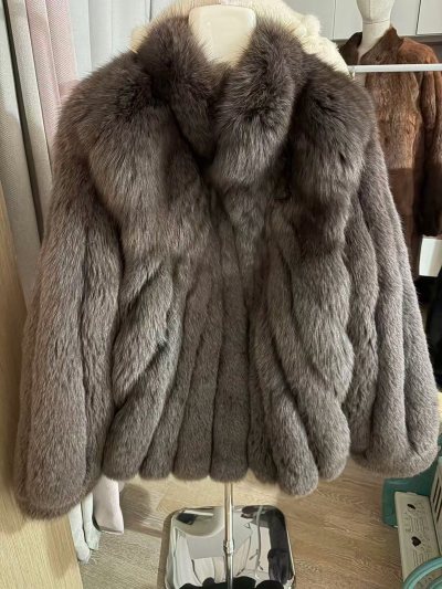 谁懂啊！在挖煤姬淘到的这件灰狐狸毛皮草也太绝了✨
毛绒蓬松又密实，灰调高级又显白，大翻领设计气场拉满，上身轻盈不压身，保暖力直接封神！
竖条拼接版型显瘦不臃肿，不管是配牛仔裤还是连衣裙，都能穿出慵懒贵气的氛围感，经典款能穿好多年～
平台物流超快，包装严实无破损，成色...谁懂啊！在挖煤姬淘到的这件灰狐狸毛皮草也太绝了✨ 毛绒蓬松又密实，灰调高级又显白，大翻领设计气场拉满，上身轻盈不压身，保暖力直接封神！ 竖条拼接版型显瘦不臃肿，不管是配牛仔裤还是连衣裙，都能穿出慵懒贵气的氛围感，经典款能穿好多年～ 平台物