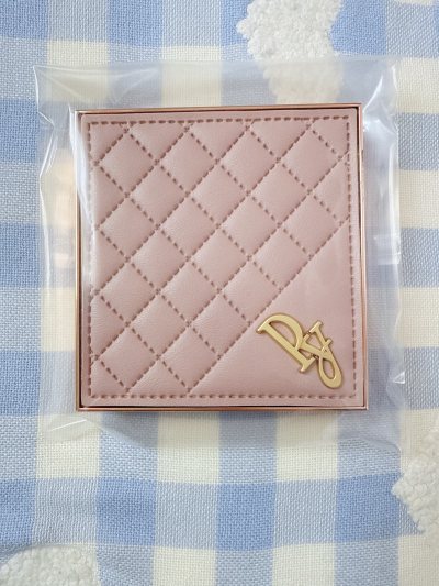 年后的海运居然变快了 虽然海关爸爸还是查的严 运气不错趁着春节假期又蹲到不少绝版货 顺便种草了新品牌入个眼影来试试手先 超美粉皮革


