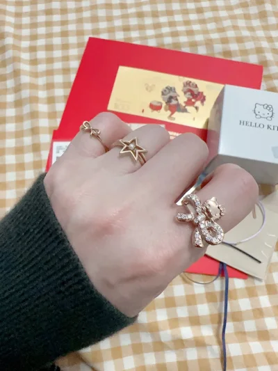 戒指都很可爱，很喜欢超级卡哇伊，很精致，包装盒也完好，太喜欢了，开心挖煤姬认真负责，东西安全收到，很满意