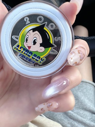 这是造币局2003年的纪念币，特别特别可爱我很喜欢，挖煤姬也认真负责，快递很快，很满意的一次购买体验。