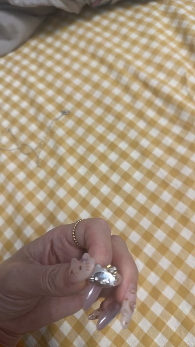 戒指恨漂亮呢，买的东西南北都特别喜欢很满意，挖煤姬认真负责，快递也很快，购物体验感真的太好了，以后还买。